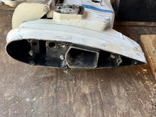 Charger l'image dans la galerie, maybe scrapped——115 130 90 hp Evinrude E-tec MIDSECTION 25” EXHAUST HOUSING 5010896 EXTENSION 5008078 SWIVEL PIVOTANT 0434691
