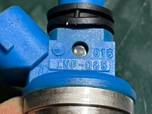 Cargar imagen en el visor de la galería, DF 60 70 hp Suzuki FUEL INJECTOR 15710-99E00 four stroke 1998-2009

