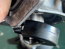 Cargar imagen en el visor de la galería, 6 8 HP Yamaha carburetor with fuel pump 1984-2003 TWO STROKE 6G1-24412-01-00 6G1-14301-01-00
