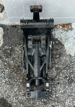 Cargar imagen en el visor de la galería, DF 60 70 hp Suzuki STEERING BRACKET 43750-99E02-0EP SWIVEL BRACKET 43111-99E00-0EP four stroke 1998-2009 compatible up to df1
