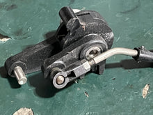 Cargar imagen en el visor de la galería, DF 30 25 hp Suzuki THROTTLE CONTROL LEVER 19120-99J11 INTERLINK 19122-99J00 SPRING 19185-99J00 LEVER #2 19140-94L20 ROD 13510
