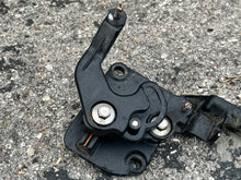 Cargar imagen en el visor de la galería, 115 hp Mercury THROTTLE LEVER 8M0051365 8M0008288 &amp; BRACKET 897763T01 897763T03 four stroke EFI
