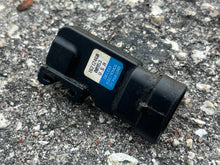 Cargar imagen en el visor de la galería, 225 250 hp Mercury 854445 16212460 map pressure sensor Two Stroke EFI
