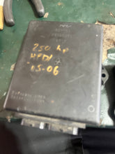 Cargar imagen en el visor de la galería, 250 hp Yamaha ECU CONTROL UNIT 60V-8591A-51-00 two stroke HPDI 2005 2006 f8t60071 60v-51 NLA
