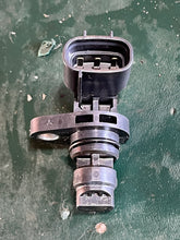 Load image into Gallery viewer, DF 200 150 hp Suzuki CAM POSITIONING SENSOR 33220-64L10 four stroke 2016-2024 some compatibility 40 50 60 70 80 90 100 115 14
