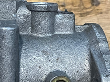 Cargar imagen en el visor de la galería, 70 hp Johnson Evinrude 313355 d2 d1 CARBURETOR w linkages, choke solenoid &amp; plunger TWO STROKE oem 0393546 0393547 CARBURETOR
