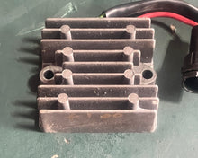 Cargar imagen en el visor de la galería, F 100 80 hp Yamaha Regulator Rectifier 67F-81960-10-00 67f-81960-00-00 four stroke 2002 outboard electrical
