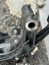 Cargar imagen en el visor de la galería, DF 60 70 hp Suzuki STEERING BRACKET 43750-99E02-0EP SWIVEL BRACKET 43111-99E00-0EP four stroke 1998-2009 compatible up to df1
