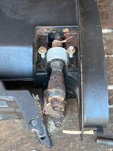 Cargar imagen en el visor de la galería, 90 hp Mercury MIDSECTION DRIVESHAFT HOUSING 8974A11 SWIVEL 1499-8710A4 8710A17 8710A20 8M0102865 STEERING ARM PIN 12079A3 120
