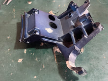 Charger l'image dans la galerie, BFT 115 150 Tohatsu LOWER FRONT COVER BRACKET HZY6-40154-000ZC four stroke 2014-up compatible BF 150 hp Honda 40154-ZY6-000ZA
