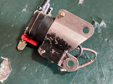 Cargar imagen en el visor de la galería, 200 hp Johnson Evinrude FUEL PRIMER CHOKE SOLENOID two stroke 1993-2001 5007355 0437231 0437234 some compatibility 120 125 13
