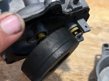 Cargar imagen en el visor de la galería, 70 hp Johnson Evinrude 313355 d2 d1 CARBURETOR w linkages, choke solenoid &amp; plunger TWO STROKE oem 0393546 0393547 CARBURETOR
