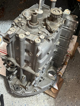 Charger l'image dans la galerie, BF 115 130 hp Honda Cylinder Block w rotating assy 1997 Four stroke
