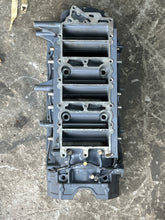Cargar imagen en el visor de la galería, 300 hp Yamaha HPDI CRANKCASE BLOCK 6D0-15100-00-1S w COVER two stroke HPDI 2003-2009
