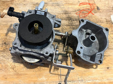 Cargar imagen en el visor de la galería, 70 hp Johnson Evinrude 313355 d2 d1 CARBURETOR w linkages, choke solenoid &amp; plunger TWO STROKE oem 0393546 0393547 CARBURETOR
