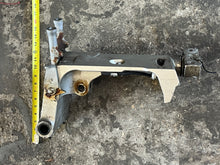 Charger l'image dans la galerie, BF 150 135 hp 50201-ZW1-040ZA SWIVEL CASE 1999-2007+ 50100-ZY6-000 steering arm mounting frame &amp; mount bracket four stroke
