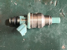 Cargar imagen en el visor de la galería, DT 175 Suzuki FUEL INJECTOR 15710-92E01 195500-2270 two stroke 1987-1992 DENSO
