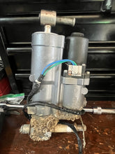 Charger l'image dans la galerie, f 90 75 hp Yamaha POWER TRIM &amp; TILT 6D8-43800-01-8D four stroke TRIM PUMP 2006-2012

