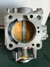 Load image into Gallery viewer, DF 140 115 hp Suzuki THROTTLE BODY four stroke 13300-90J00 2002-2012 some compatibility 90 100 hp
