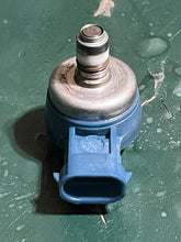 Cargar imagen en el visor de la galería, 135 150 175 HP Mercury Air injector Blue 883078A3 883078 8M6001743 two stroke DFI OPTIMAX
