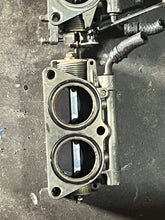 Load image into Gallery viewer, f 115 hp Yamaha THROTTLE BODY #1 and #2 68V-13751-01-00 68V-13752-01-00 2005, four stroke 2001-2011
