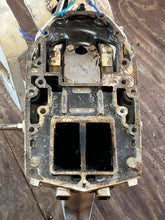 Cargar imagen en el visor de la galería, 200 hp Johnson Evinrude MIDSECTION 25” EXHAUST HOUSING 0435479 SWIVEL 0434724 ADAPTER 0436751 STEERING ARM 0437698 two stroke
