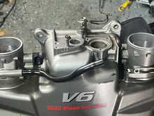 Cargar imagen en el visor de la galería, DF 250 225 200 hp Suzuki 13140-93J02 COLLECTOR COVER assy 13310-93J01 THROTTLE BODY NO.1 13320-93J00 NO.2 13730-93J00 VACUUM 
