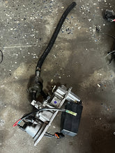 Charger l'image dans la galerie, 150 175 200 225 250 300 hp Yamaha 68F-14182-01-00 VST FLOAT CHAMBER COVER 60V-14182-01-00 PUMP LEAD WIRE 68F-82509-00-00 FUEL
