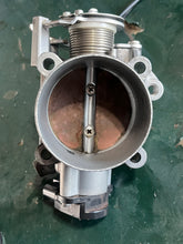 Charger l'image dans la galerie, DF 200 hp Suzuki THROTTLE BODY 13300-96J00 four stroke 2015-2020 CABLE THROTTLE 63610-96J00 THROTTLE DRUM ASSY 19148-96J00 CA
