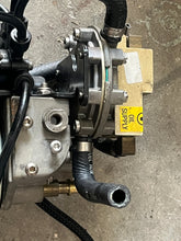 Charger l'image dans la galerie, 175 150 135 115 hp Ficht Evinrude OIL LIFT PUMP 5001221 OIL INJECTOR MANIFOLD 5000838 two stroke 2002-2005

