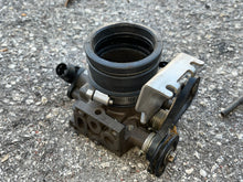 Charger l'image dans la galerie, BF 130 hp Honda THROTTLE BODY 16400-ZW5-013 Four Stroke 1999-2004
