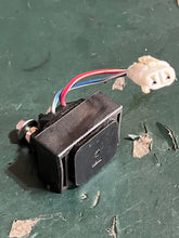 Charger l'image dans la galerie, DF 30 25 hp Suzuki STARTER MOTOR RELAY 31800-94L00 four stroke 2015-2020
