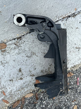 Cargar imagen en el visor de la galería, DF 70 - 140 Suzuki Swivel Bracket Four Stroke 20” Large, 54211-90J01-0EP LOWER MOUNT BRACKET 54221-90J02-0EP 43111-92101
4311
