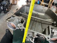 Cargar imagen en el visor de la galería, DF 250 225 200 hp Suzuki 13140-93J02 COLLECTOR COVER assy 13310-93J01 THROTTLE BODY NO.1 13320-93J00 NO.2 13730-93J00 VACUUM 
