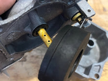 Cargar imagen en el visor de la galería, 70 hp Johnson Evinrude 313355 d2 d1 CARBURETOR w linkages, choke solenoid &amp; plunger TWO STROKE oem 0393546 0393547 CARBURETOR
