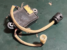 Load image into Gallery viewer, 150 175 200 hp Yamaha OIL LEVEL CONTROL UNIT ASSY 6E5-85740-02-00 emergency shut off 1984-2003 two stroke super 6E5-W5857-00-
