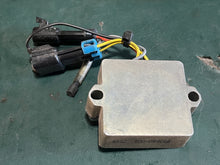 Charger l'image dans la galerie, 60 - 40 hp Mercury 893640T01 VOLTAGE REGULATOR 5-wire Four Stroke EFI oem 893640
