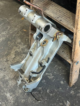 Charger l'image dans la galerie, BF 150 135 hp 50201-ZW1-040ZA SWIVEL CASE 1999-2007+ 50100-ZY6-000 steering arm mounting frame &amp; mount bracket four stroke
