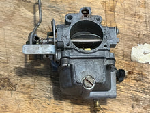 Cargar imagen en el visor de la galería, 70 hp Johnson Evinrude 313355 d2 d1 CARBURETOR w linkages, choke solenoid &amp; plunger TWO STROKE oem 0393546 0393547 CARBURETOR with linkages two stroke 1978-88
