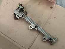 Charger l'image dans la galerie, f 225 200 hp Yamaha FUEL rail DELIVERY PIPE 2 69J-13170-00-00 PRESSURE REGULATOR 69J-13906-00-00 four stroke 2002-2010
