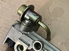Charger l'image dans la galerie, f 225 200 hp Yamaha FUEL rail DELIVERY PIPE 2 69J-13170-00-00 PRESSURE REGULATOR 69J-13906-00-00 four stroke 2002-2010
