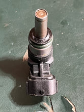 Charger l'image dans la galerie, DF 30 25 hp Suzuki FUEL INJECTOR 15710-82M00 four stroke 2015-2024 - resistance tested
