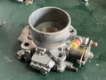 Load image into Gallery viewer, DF 140 115 hp Suzuki THROTTLE BODY four stroke 13300-90J00 2002-2012 some compatibility 90 100 hp

