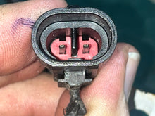 Cargar imagen en el visor de la galería, 90 hp Evinrude E-tec fuel injector strbd 5008826 &amp; 5007147 2008-2012 two stroke 5007433 5007432 353518
