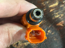 Cargar imagen en el visor de la galería, DF 115 140 hp Suzuki FUEL INJECTOR genuine 15710-65D00 Four Stroke 2002-2012 some compatibility 90 100 hp TESTED
