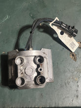 Cargar imagen en el visor de la galería, 90 hp Evinrude E-tec fuel injector strbd 5008826 &amp; 5007147 2008-2012 two stroke 5007433 5007432 353518
