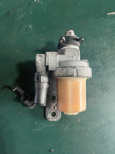 Charger l'image dans la galerie, 60 50 40 30 hp Mercury EFI 880121 BRACKET AND FUEL FILTER 879884T four stroke OEM
