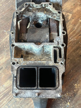 Cargar imagen en el visor de la galería, 150 155 hp Johnson &amp; Evinrude 20” MIDSECTION HOUSING 0332744 SWIVEL 0432708 STEERING ARM 0392519 two stroke CROSSFLOW 1987-19
