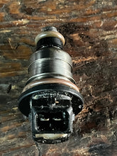 Load image into Gallery viewer, 135 150 175 hp Mercury FUEL INJECTOR 804841 two stroke Optimax compatible 110-200hp
