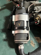 Cargar imagen en el visor de la galería, 200 hp Mercury Optimax 2.5 liter VST 859174T06 850249c1 855432T05 855427A1 855434T04 PUMP 8558432 TWO STROKE
